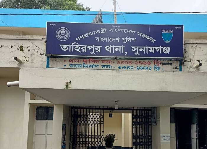 ঘুমের মধ্যে দম্পতিকে ধারালো অস্ত্র দিয়ে কুপিয়ে আহত